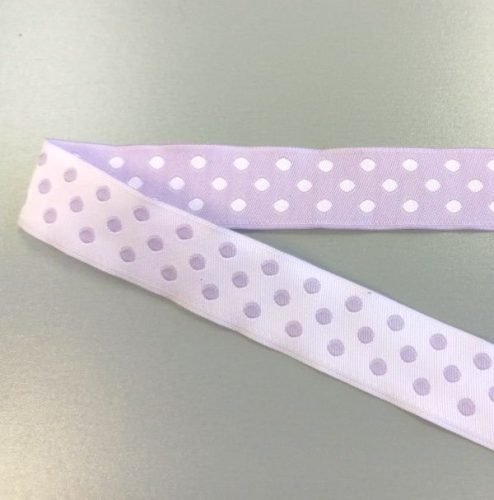 Lila pöttyös szalag, két színoldalú.

Szélessége: 2 cm