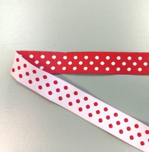 Piros pöttyös szalag, két színoldalú. 

Szélessége: 2 cm 
