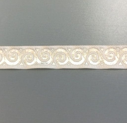 Törtfehér színű szalag, egy színoldalú.

Szélessége: 1,6 cm