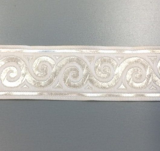 Törtfehér színű szalag, egy színoldalú.

Szélessége: 3,2 cm