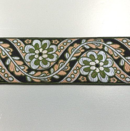 Zöld, bézs és fekete mintás szalag, egy színoldalú.

Szélessége: 5,2 cm